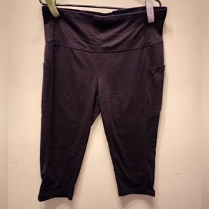 Old Navy Black active wear Capri leggings Size 2XL.